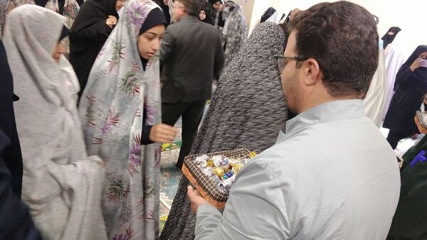 آیین نواخته شدن زنگ نماز در دبیرستان نجمه