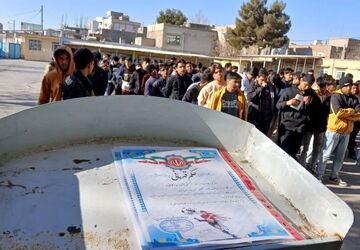 برگزاری مراسم تجلیل و قدردانی از برتران مسابقات فوتسال درون مدرسه‌ای در دبیرستان امام رضا (ع)