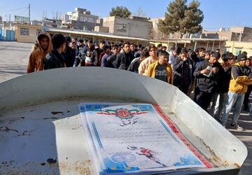 برگزاری مراسم تجلیل و قدردانی از برتران مسابقات فوتسال درون مدرسه‌ای در دبیرستان امام رضا (ع)