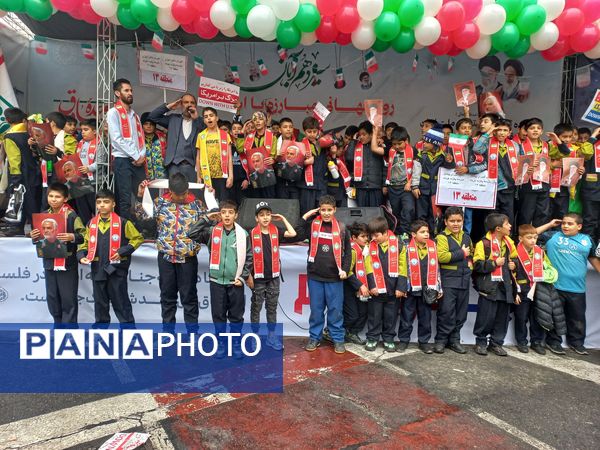 حضور مدیر آموزش و پرورش منطقه ۱۳ در راهپیمایی روز دانش‌آموز 