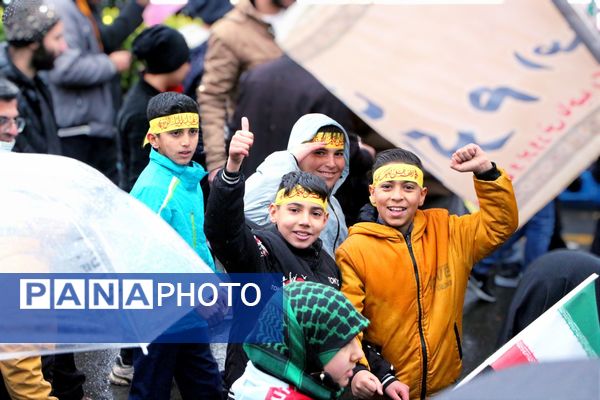 خلاقیت و نشاط دانش‌آموزی در غرفه‌های آموزش و پرورش در مسیر راهپیمایی ۲۲ بهمن