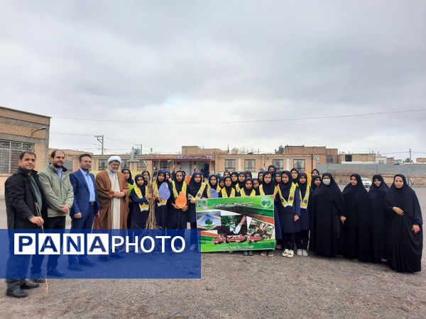 در هفته درختکاری دبیرستان دخترانه فدک تربت جام سرسبزتر شد