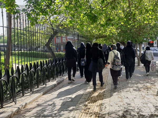 بازدید دانش آموزان  دبیرستان عصمتیه ناحیه پنج از باغ نادری 
