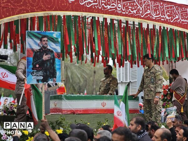 وداع باشکوه بندرعباس با دریابان شهید علیرضا تنگسیری؛ پیکر فرزند دریا بر دستان مردم تشییع شد