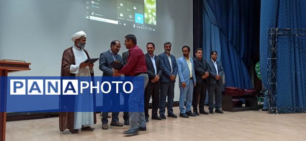 تجلیل از رتبه‌های برتر کنکور در بم