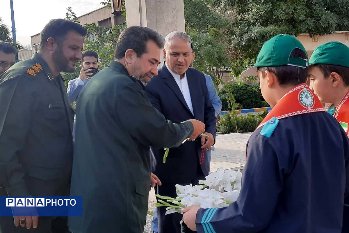 استقبال دانش‌آموزان پیشتاز از فرمانده سپاه استان تهران در اداره کل آموزش و پرورش شهرستانهای تهران