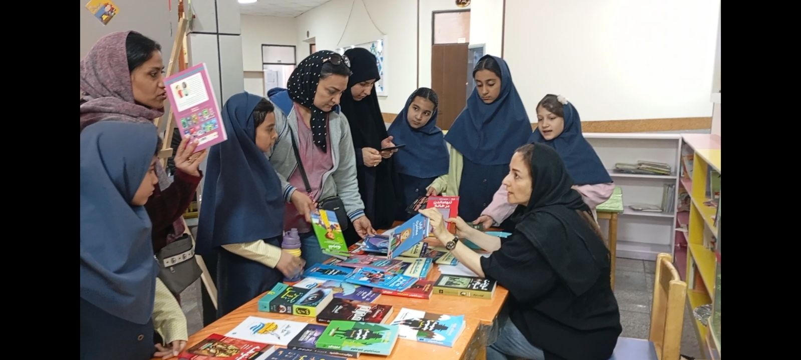 نمایشگاه کتاب در دبستان آرمینه مصلی نژاد 