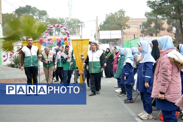 حضور خادمان رضوی در مدرسه قدر بهارستان‌دو