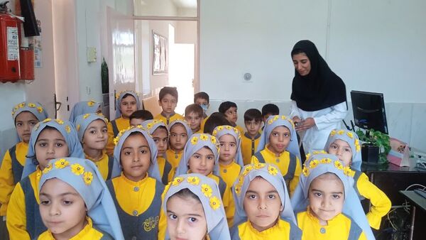 قدردانی از کارکنان خانه‌های بهداشت روستای فدافن در روز پرستار