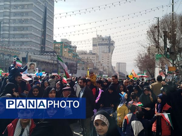 مردم در راهپیمایی ۲۲ بهمن، بار دیگر اتحاد خود را نشان دادند