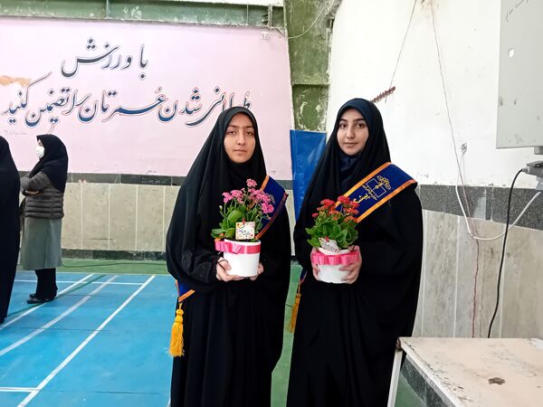 برگزاری جشن آغاز انقلاب در دبیرستان فاطمه الزهرا آشخانه