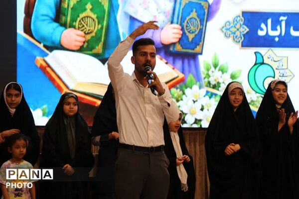 تجلیل از دانش آموزان برتر مسابقات قرآن و عترت و نماز در نجف آباد