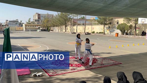 مراسم بزرگداشت هفته تربیت بدنی و ورزش در دبیرستان شاهد هاجر