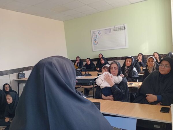 نخستین جلسه هدایت تحصیلی ویژه پایه نهم در دبیرستان مادرمهربان خلیل آباد