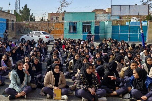 تجلیل از دانش آموزان برتر دبیرستان تاجیک بهارستان‌۲