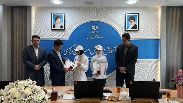 تجلیل سرپرست آموزش و پرورش استان مرکزی از دانش‌آموزان افتخارآفرین در المپیک دانش‌آموزی 