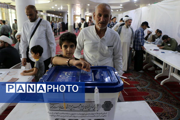 جلوه‌هایی از حضور نوجوانان قمی در شعبه‌های اخذ رای -1