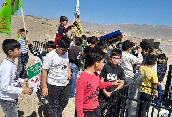 غبارروبی گلزار شهدای روستای نمرور توسط دانش‌آموزان