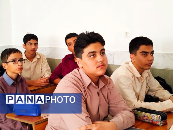 هدایت تحصیلی دانش‌آموزان در دبیرستان میثاق با حضور مشاور مدرسه 