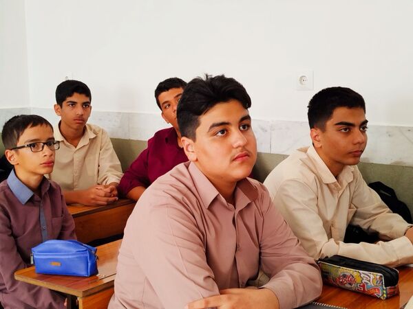 هدایت تحصیلی دانش‌آموزان در دبیرستان میثاق با حضور مشاور مدرسه 