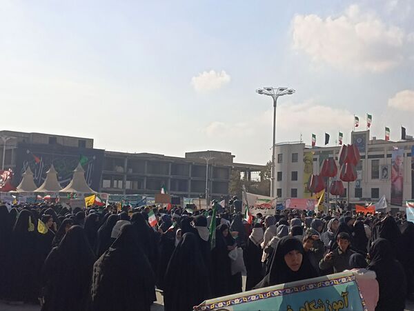 حضور پرشور دانش آموزان مشهد مقدس در راهپیمایی یوم‌الله ۱۳ آبان 
