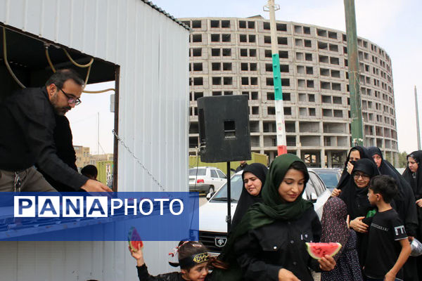 جلوه‌های زیبای انس و همدلی در خدمت به ارادتمندان سیدالشهدا(ع)