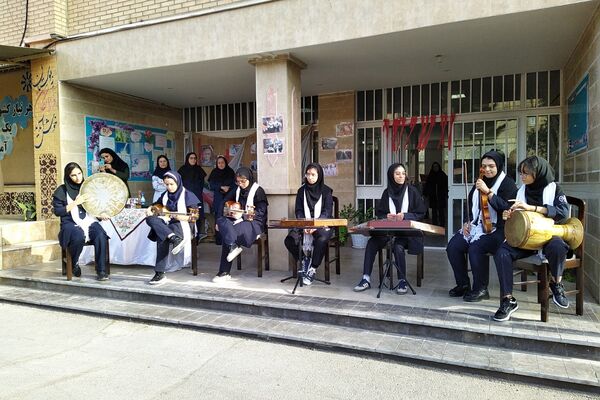 زنگ مهر و مقاومت در دبیرستان استعدادهای درخشان فرزانگان شهریار طنین‌انداز شد
