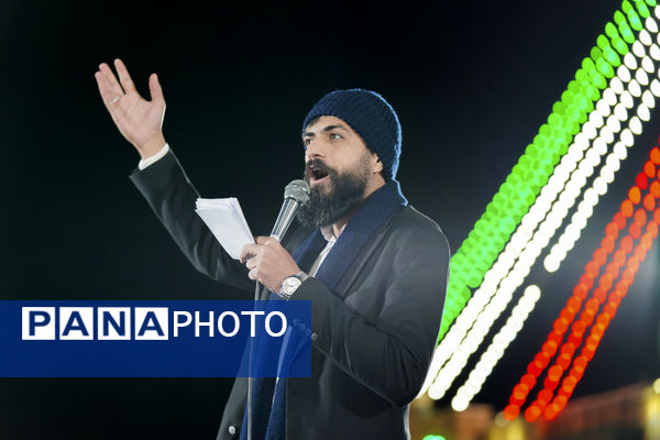 همخوانی سرود «سلام یا مهدی» با حضور ابوذر روحی در مسجد جمکران