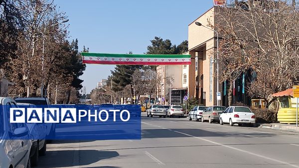 تزئین و فضا آرایی شهر نیشابور به‌مناسبت آغاز دهه فجر 