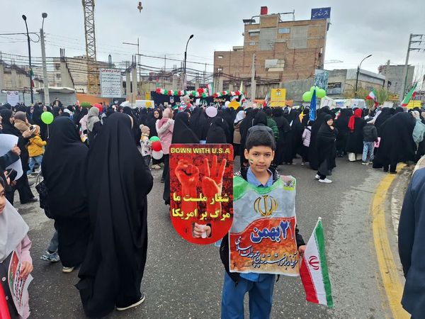 نبض انقلاب در خیابان‌ها تپید