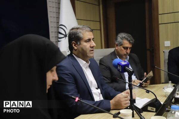تجلیل مدیرکل آموزش و پرورش شهر تهران از مدیران سازمان دانش‌آموزی مناطق و مسئولان خبرگزاری پانا