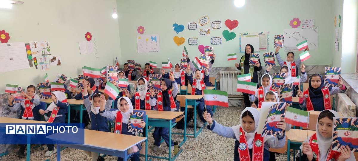 توزیع کتاب « از ایرانمان دفاع می کنیم » در بین دانش‌آموزان پیشتاز مدرسه شهید خاقانی شهرستان شیروان