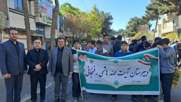 حماسه حضور نوجوانان تربت‌حیدریه در روز دانش‌آموز