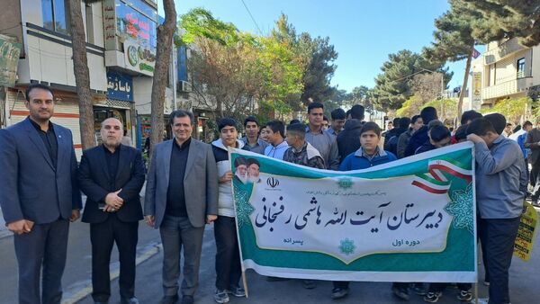 حماسه حضور نوجوانان تربت‌حیدریه در روز دانش‌آموز