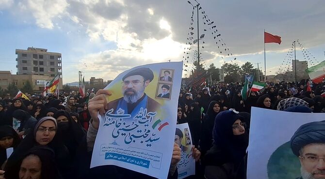 مراسم بیعت مردم ملایر با آیت‌الله سید مجتبی خامنه‌ای