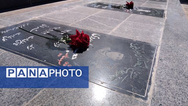 گلباران مزار شهدای اهر به‌مناسبت آغاز هفته دفاع مقدس