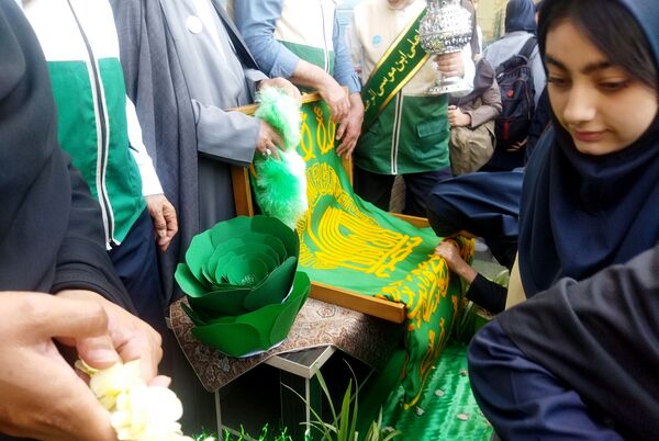پرچم گردانی آستان قدس رضوی در مدارس منطقه پردیس به مناسبت دهه کرامت