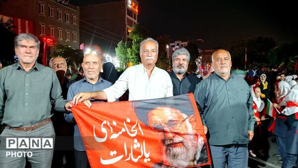 اجرای  سرود حماسی «باید برخاست» توسط دانش‌آموزان پیشتاز ساوجبلاغ