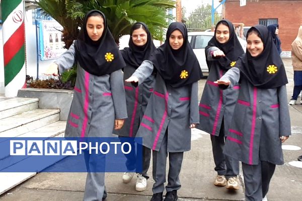 گرامیداشت هفته دفاع مقدس و آغاز سال تحصیلی در دبیرستان فرزانگان قائمشهر