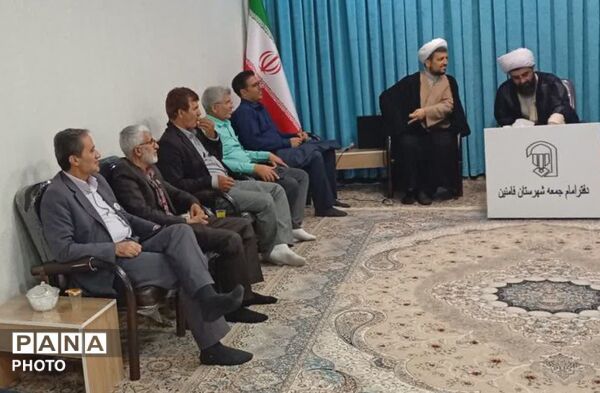 دیدار مسئولان و فعالان فرهنگی فامنین با امام‌جمعه 