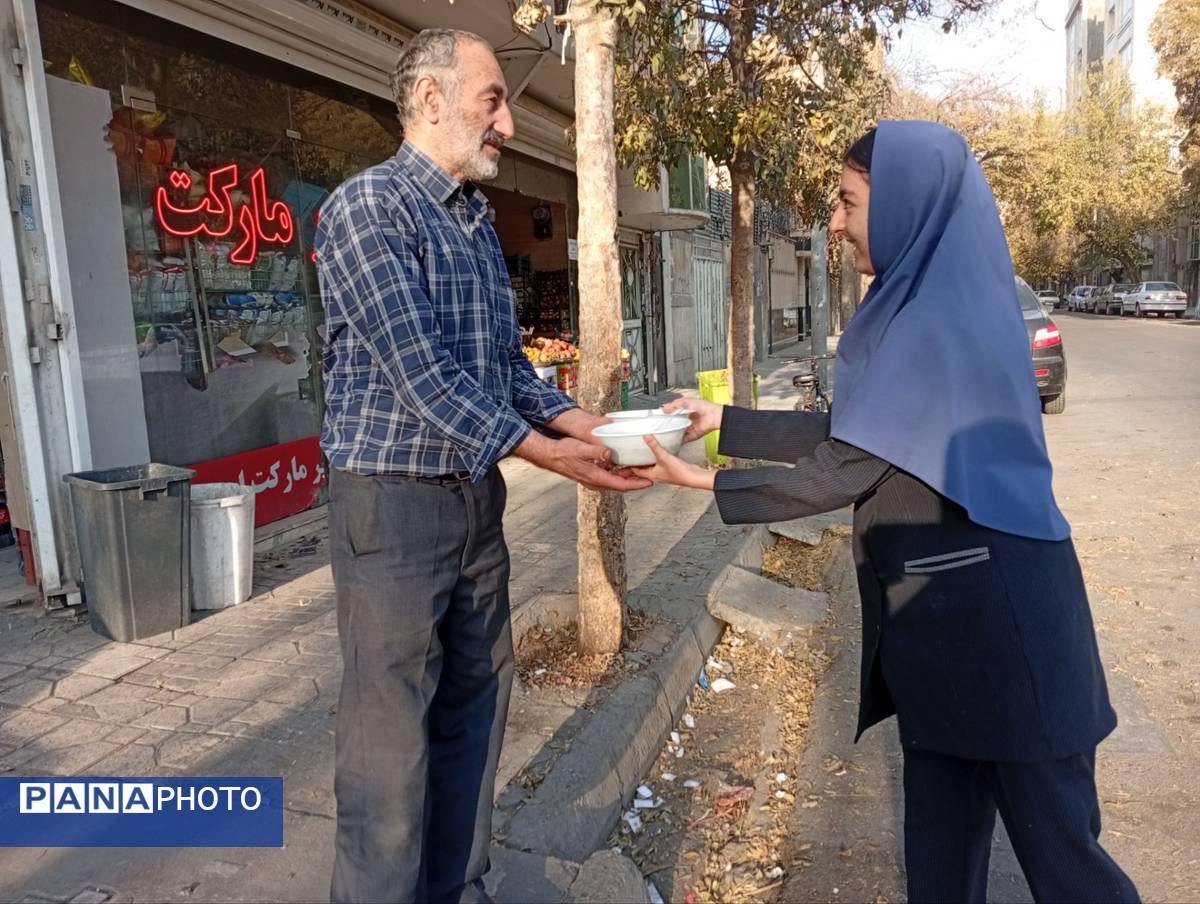 طنین همدلی در دهه فاطمیه، توزیع آش نذری در میان دانش‌آموزان دبیرستان دکتر جواد حداد ۲