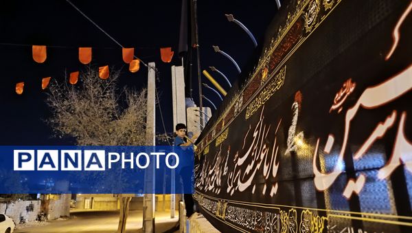 حسینیه حضرت ابوالفضل(ع) در استقبال از ماه محرم سیاه پوش و غبارروبی شد