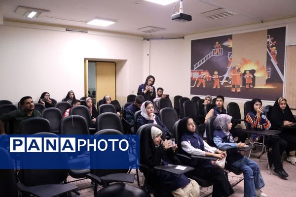 بازدید خبرنگاران پانا ناحیه یک و دو یزد از مرکز شماره ۹ آتشنشانی یزد