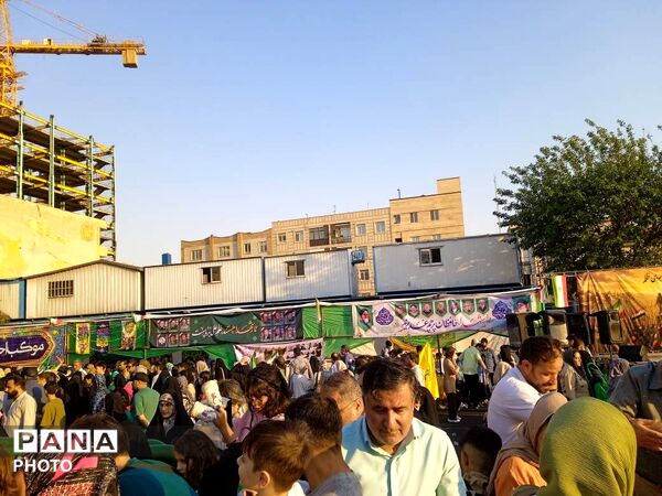  جشن بزرگ مردم در مهمانی ۱۰ کیلومتری