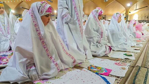 نماز جماعت انسجام‌بخش جشن تکلیف دختران بویراحمدی