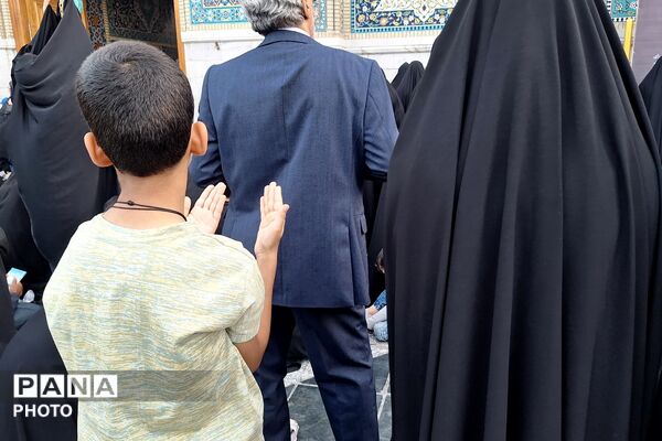 نجوای عاشقانه زائران در روز عرفه؛ مشهد الرضا غرق در زمزمه‌های بندگی