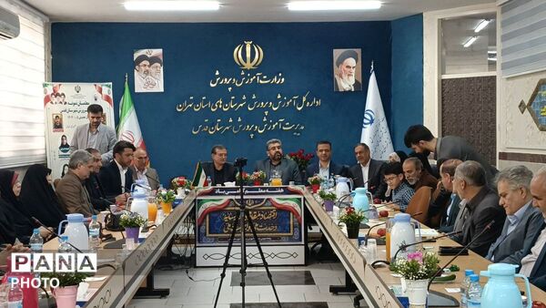 تجلیل از معلمان نمونه شهرستان قدس با حضور فرماندار و خانواده معظم شهدا