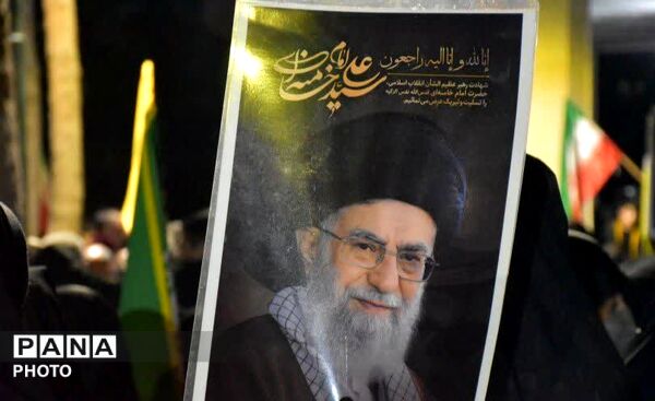 هم‌نشینی آرام کنار مزار شهید گمنام