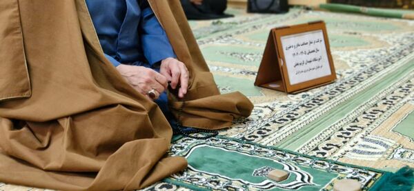 اقامه نماز جماعت مادر و دختری در مدارس انزلی