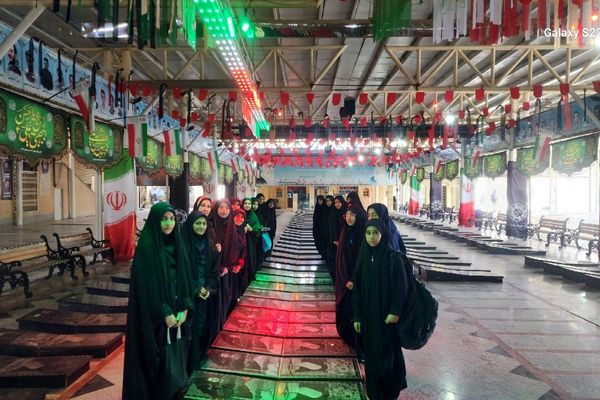 زیارت گلزار شهدا و اقامه نماز جماعت دانش‌آموزان فرزانگان در امامزاده ابراهیم ملارد